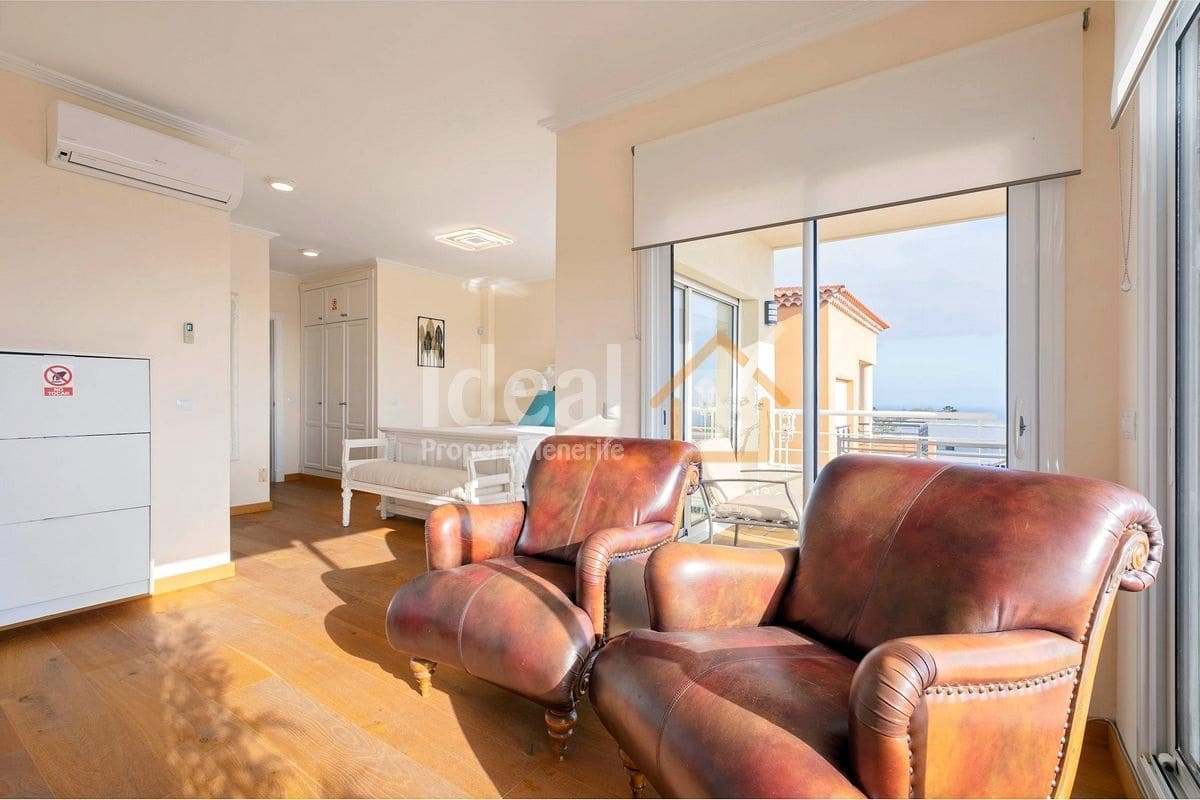 4 soverom Villa til salgs i Puerto Santiago med svømmebasseng garasje - € 1 125 000 (Ref: 9047652)