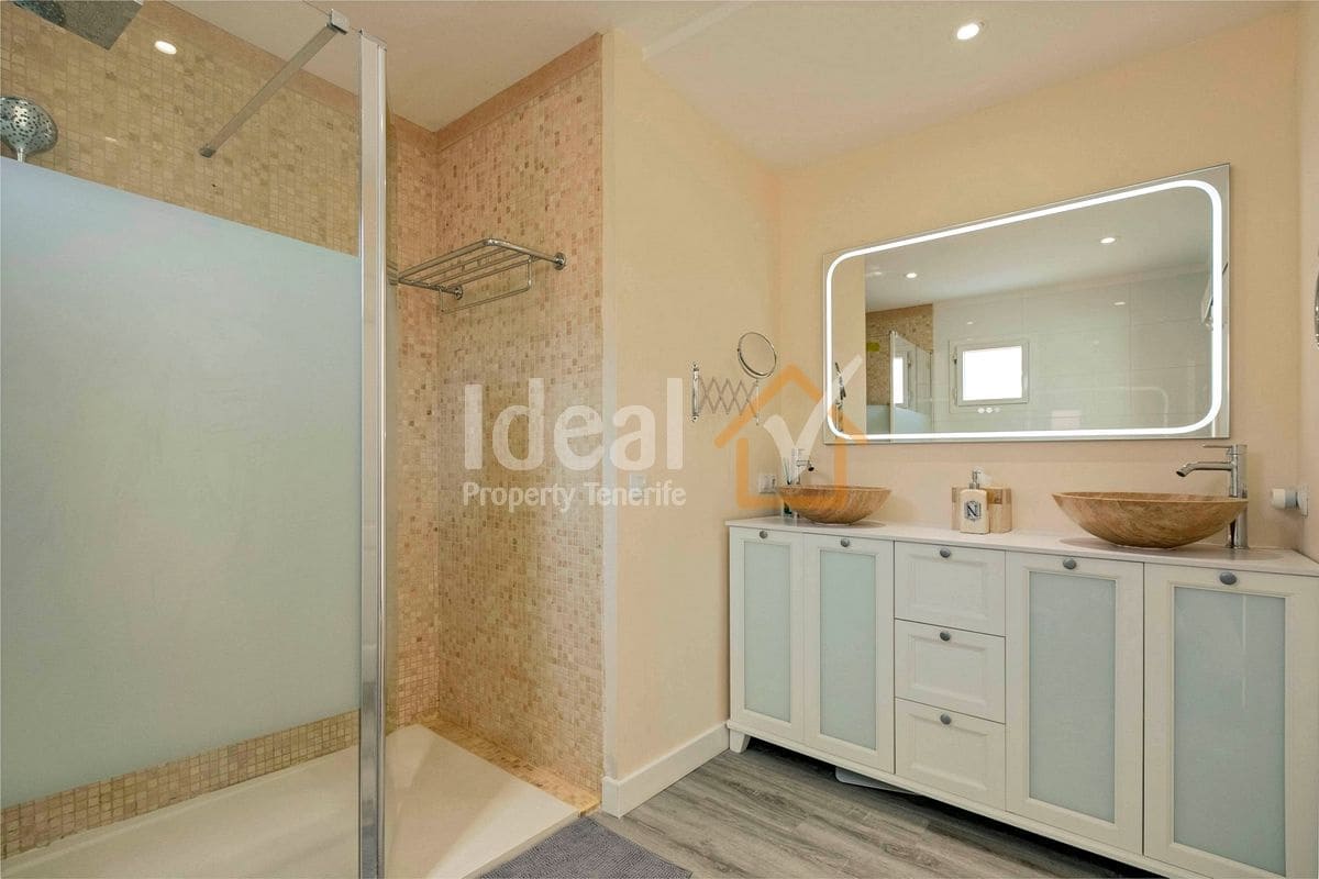 4 soverom Villa til salgs i Puerto Santiago med svømmebasseng garasje - € 1 125 000 (Ref: 9047652)