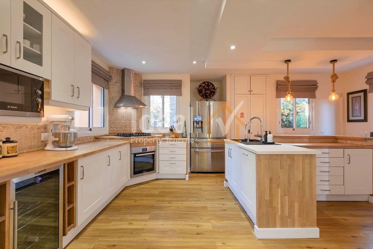 4 soverom Villa til salgs i Puerto Santiago med svømmebasseng garasje - € 1 125 000 (Ref: 9047652)