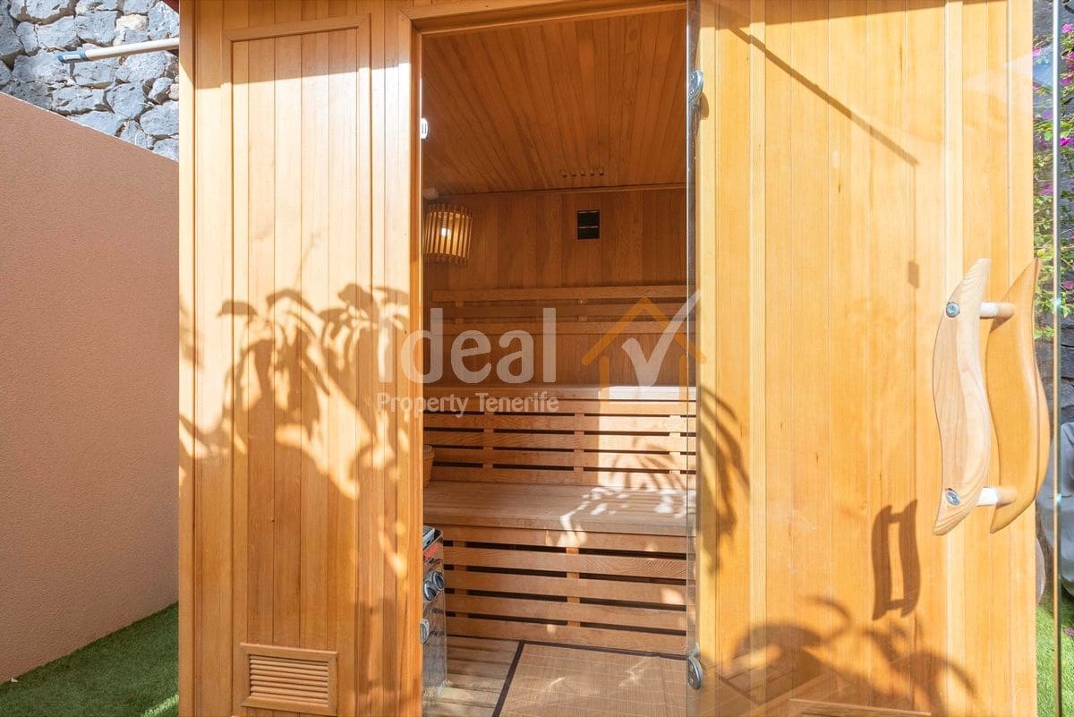 4 soverom Villa til salgs i Puerto Santiago med svømmebasseng garasje - € 1 125 000 (Ref: 9047652)