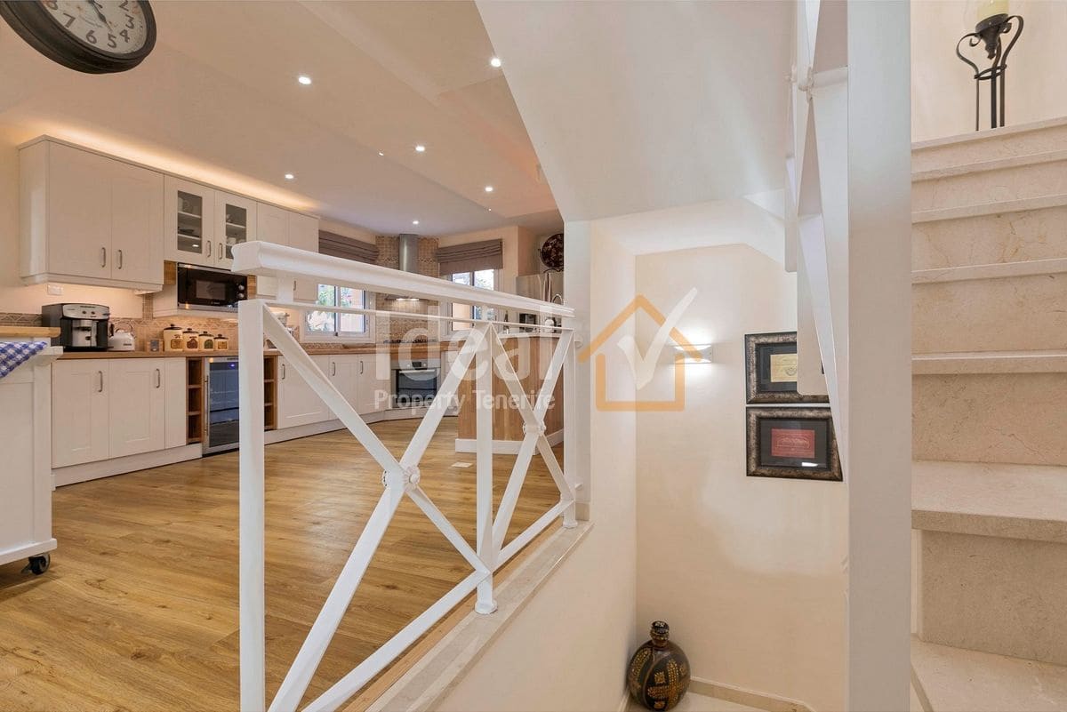 4 soverom Villa til salgs i Puerto Santiago med svømmebasseng garasje - € 1 125 000 (Ref: 9047652)