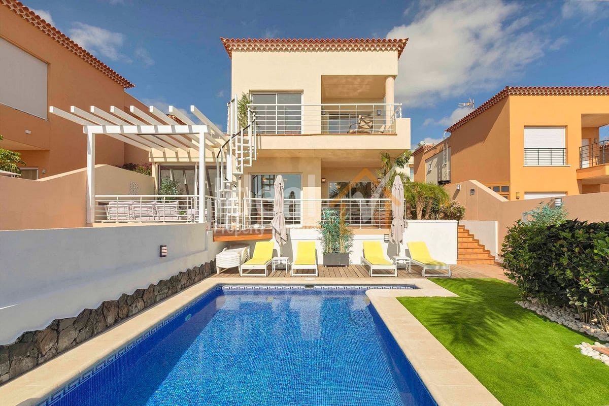 4 soverom Villa til salgs i Puerto Santiago med svømmebasseng garasje - € 1 125 000 (Ref: 9047652)