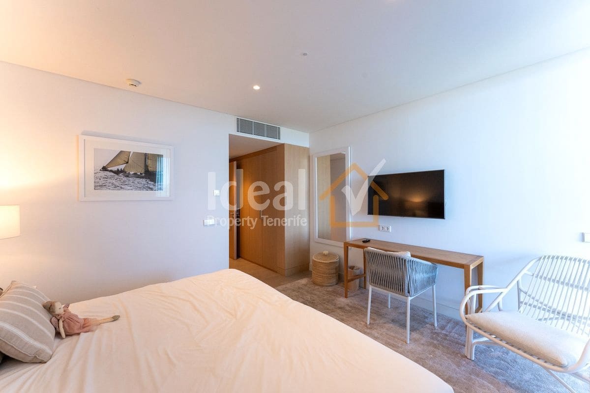 2 makuuhuone Huoneisto myytävänä paikassa Guia de Isora mukana uima-altaan 
autotalli - 1 250 000 € (Ref: 9124586)