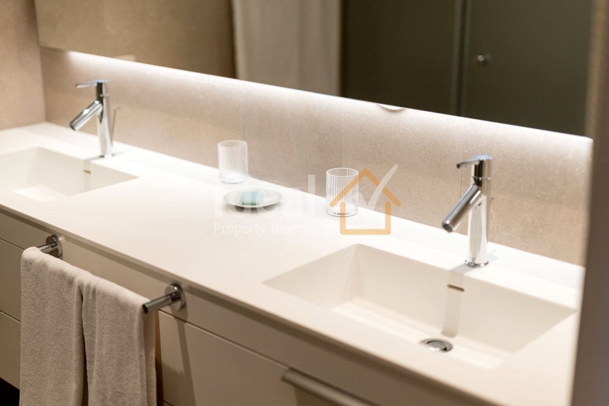 2 makuuhuone Huoneisto myytävänä paikassa Guia de Isora mukana uima-altaan 
autotalli - 1 250 000 € (Ref: 9124586)