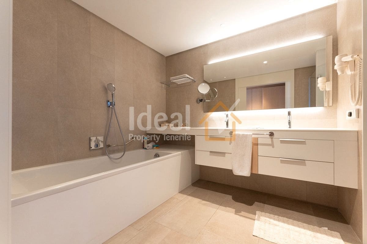 2 makuuhuone Huoneisto myytävänä paikassa Guia de Isora mukana uima-altaan 
autotalli - 1 250 000 € (Ref: 9124586)