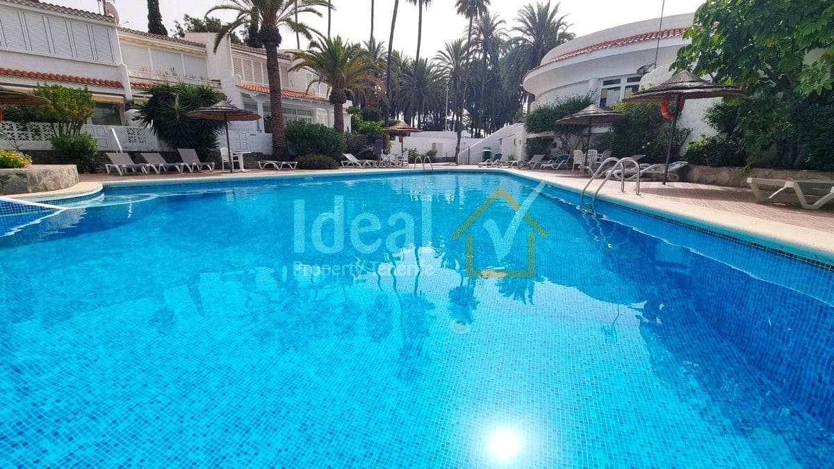 2 soveværelse Semi-Rækkehus til salg i Playa de las Americas med swimmingpool - € 600.000 (Ref: 9217024)