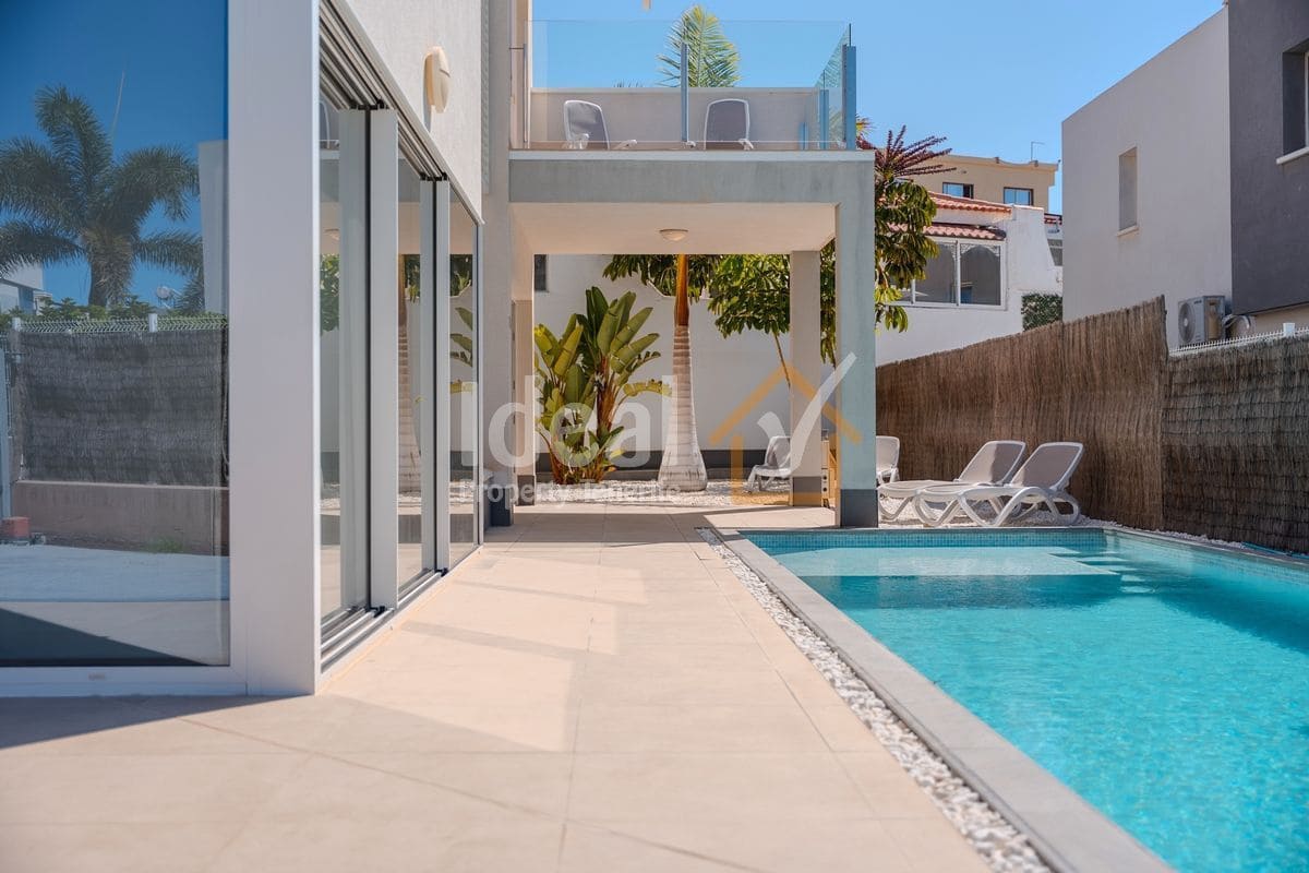 3 soveværelse Villa til salg i Playa Paraiso med swimmingpool - € 1.175.000 (Ref: 9232270)