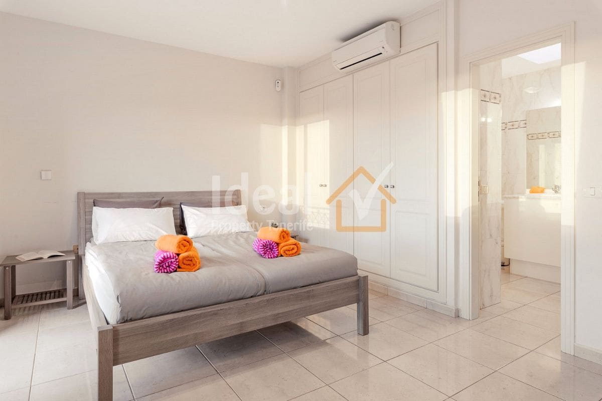 3 sovrum Semi-fristående Villa till salu i Playa del Duque med pool garage - 945 000 € (Ref: 9269158)