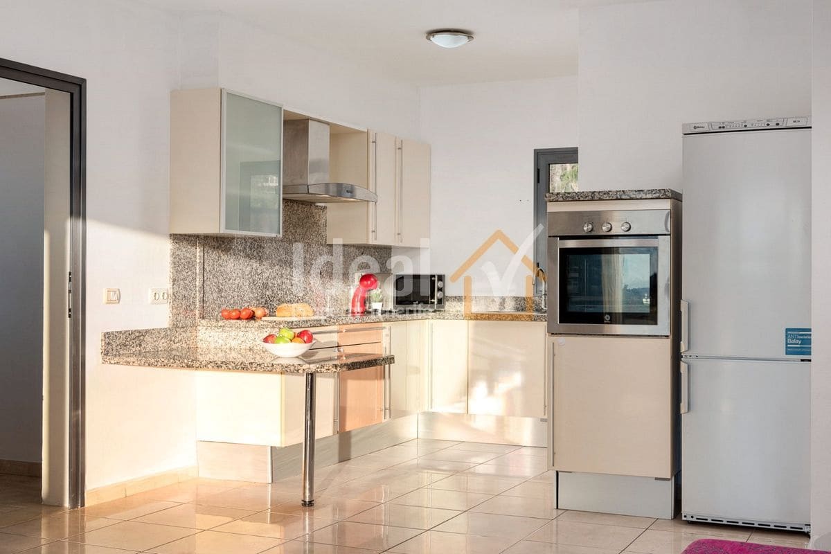 3 sovrum Semi-fristående Villa till salu i Playa del Duque med pool garage - 945 000 € (Ref: 9269158)