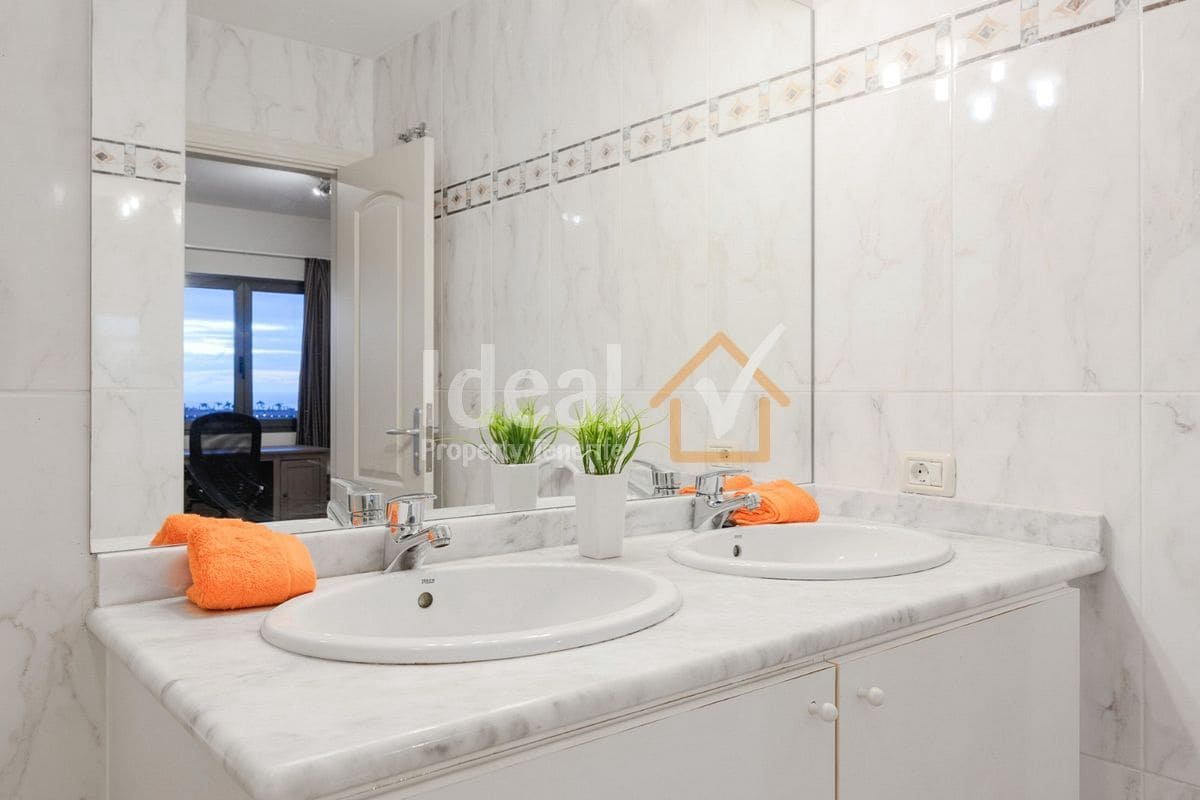 3 sovrum Semi-fristående Villa till salu i Playa del Duque med pool garage - 945 000 € (Ref: 9269158)