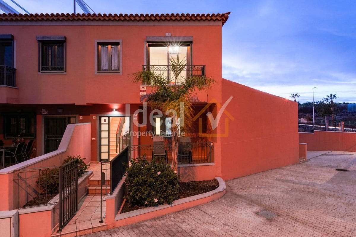 3 sovrum Semi-fristående Villa till salu i Playa del Duque med pool garage - 945 000 € (Ref: 9269158)