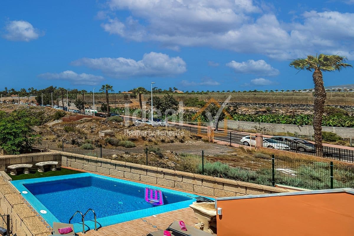 3 sovrum Semi-fristående Villa till salu i Playa del Duque med pool garage - 945 000 € (Ref: 9269158)