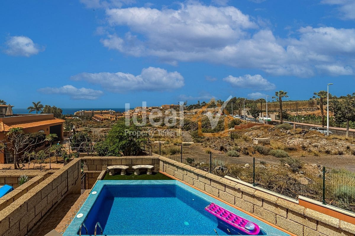 3 sovrum Semi-fristående Villa till salu i Playa del Duque med pool garage - 945 000 € (Ref: 9269158)