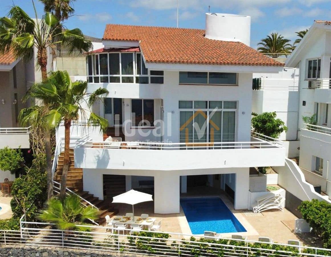 4 makuuhuone Huvila myytävänä paikassa Costa Adeje mukana uima-altaan 
autotalli - 1 800 000 € (Ref: 9355509)