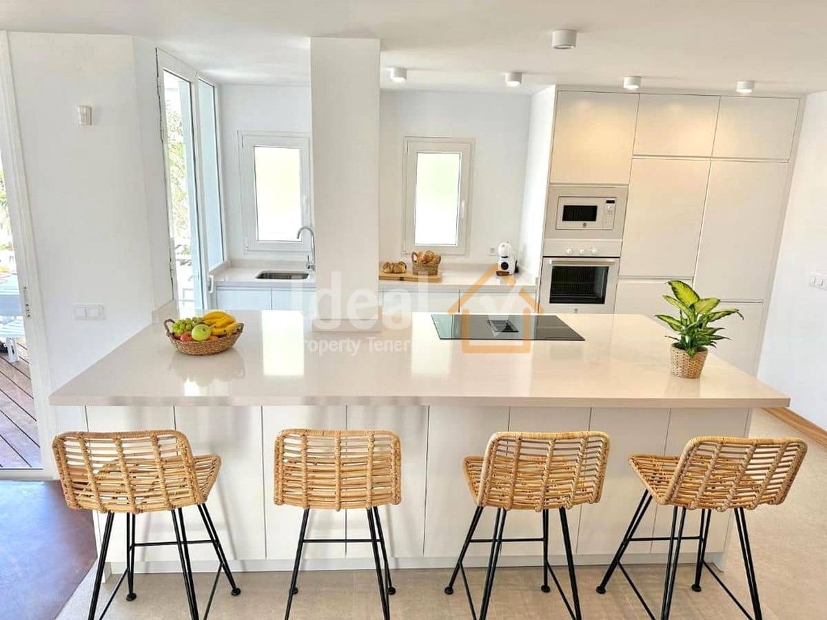 4 makuuhuone Huvila myytävänä paikassa Costa Adeje mukana uima-altaan 
autotalli - 1 800 000 € (Ref: 9355509)