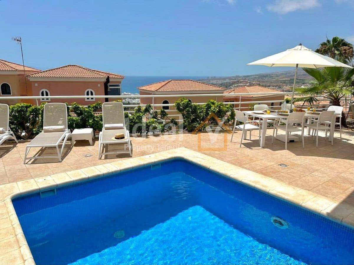 4 makuuhuone Huvila myytävänä paikassa Costa Adeje mukana uima-altaan 
autotalli - 1 800 000 € (Ref: 9355509)