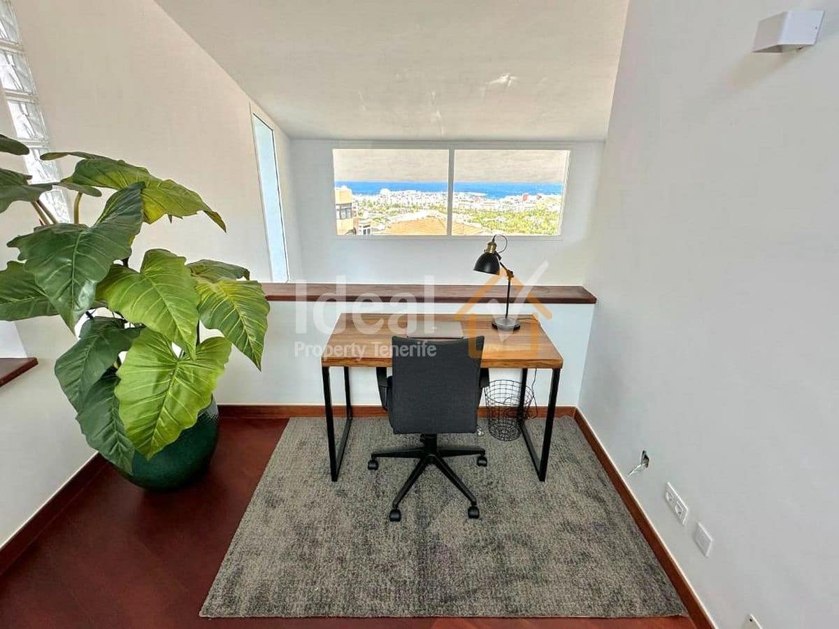 4 makuuhuone Huvila myytävänä paikassa Costa Adeje mukana uima-altaan 
autotalli - 1 800 000 € (Ref: 9355509)