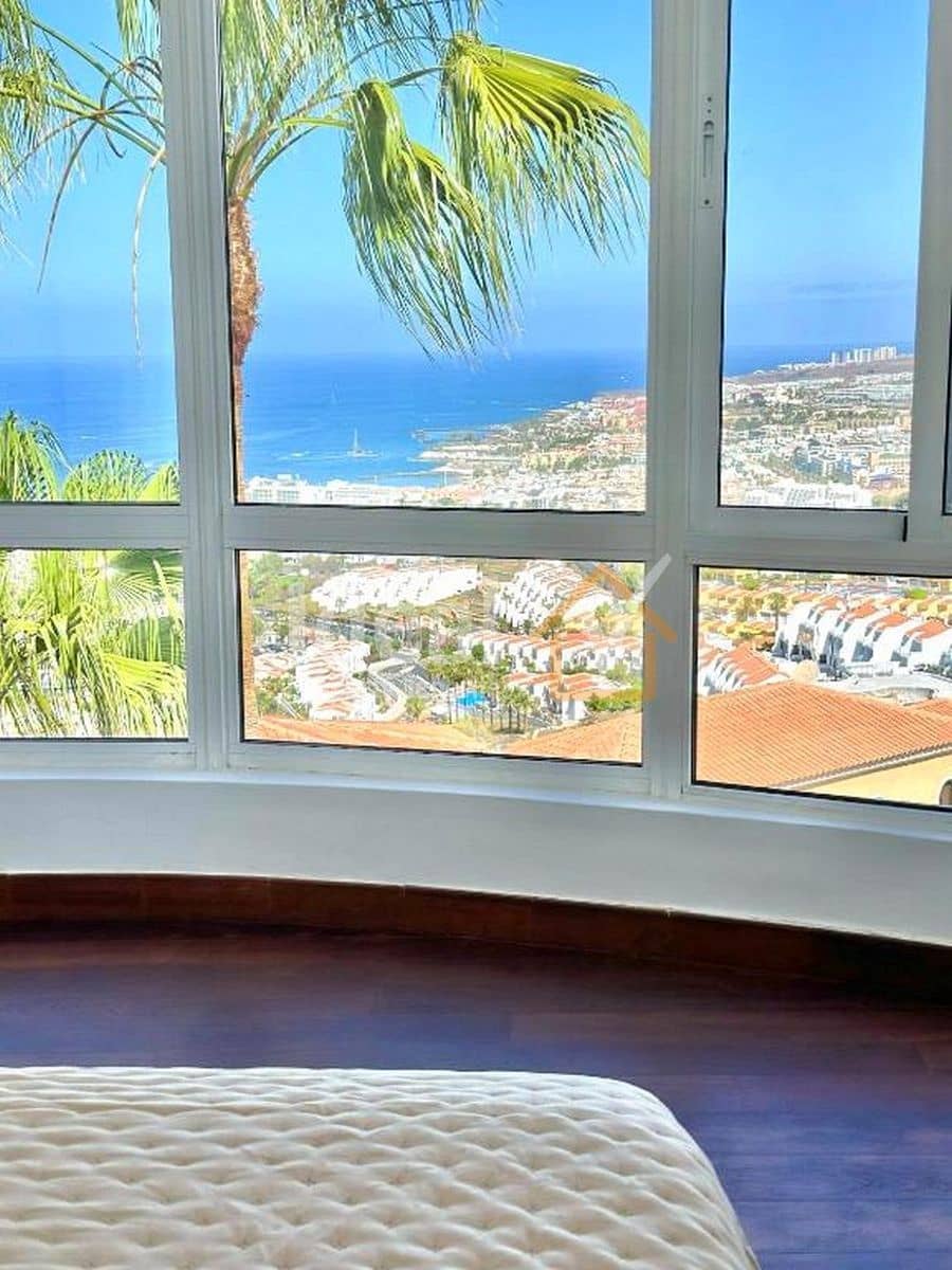 4 makuuhuone Huvila myytävänä paikassa Costa Adeje mukana uima-altaan 
autotalli - 1 800 000 € (Ref: 9355509)