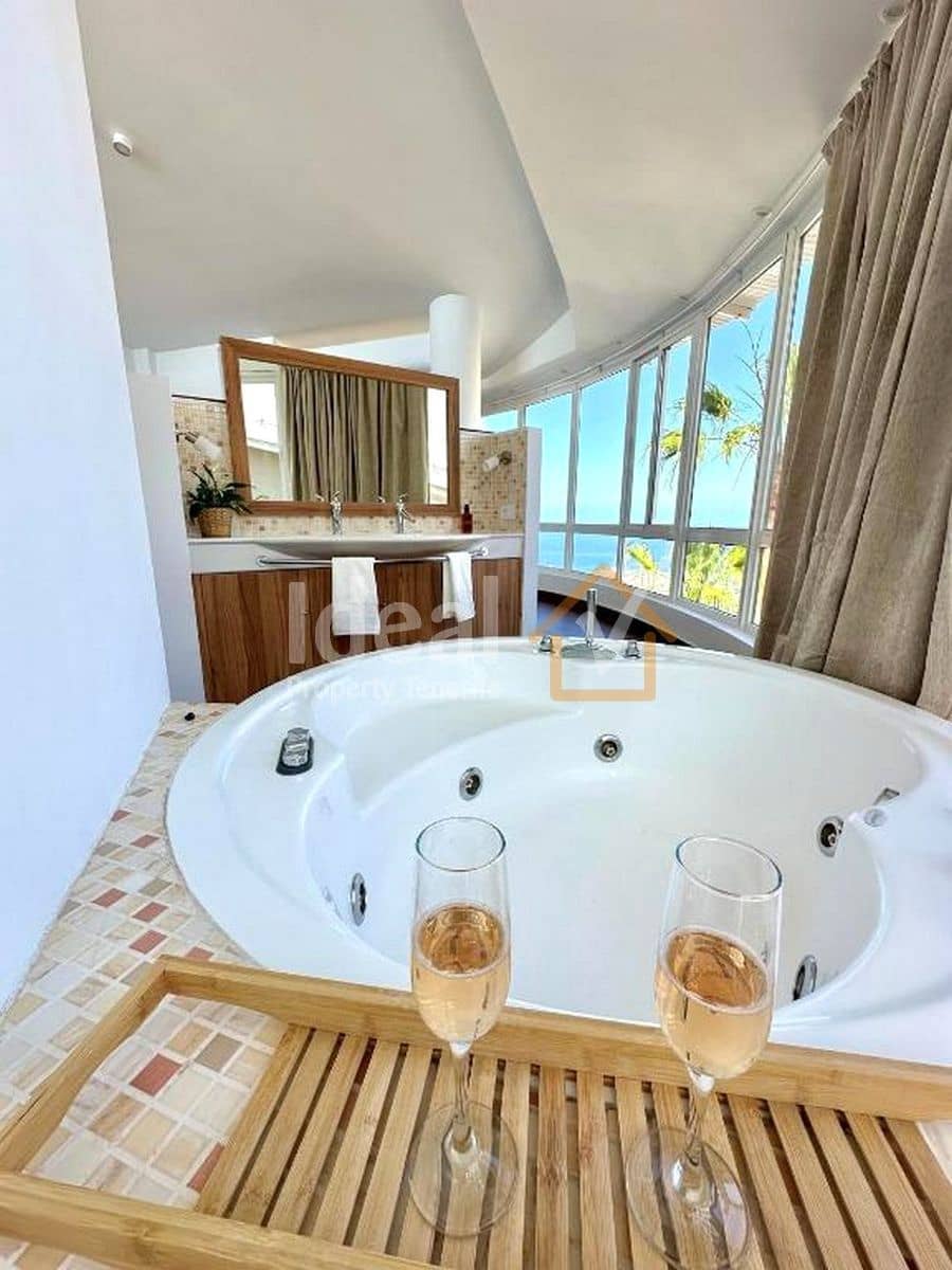 4 makuuhuone Huvila myytävänä paikassa Costa Adeje mukana uima-altaan 
autotalli - 1 800 000 € (Ref: 9355509)