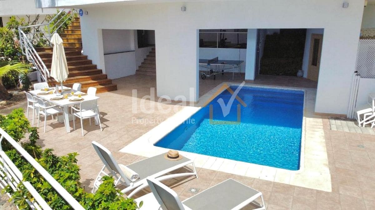 4 makuuhuone Huvila myytävänä paikassa Costa Adeje mukana uima-altaan 
autotalli - 1 800 000 € (Ref: 9355509)