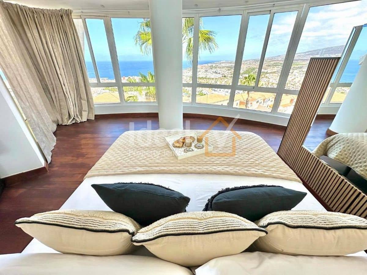 4 makuuhuone Huvila myytävänä paikassa Costa Adeje mukana uima-altaan 
autotalli - 1 800 000 € (Ref: 9355509)