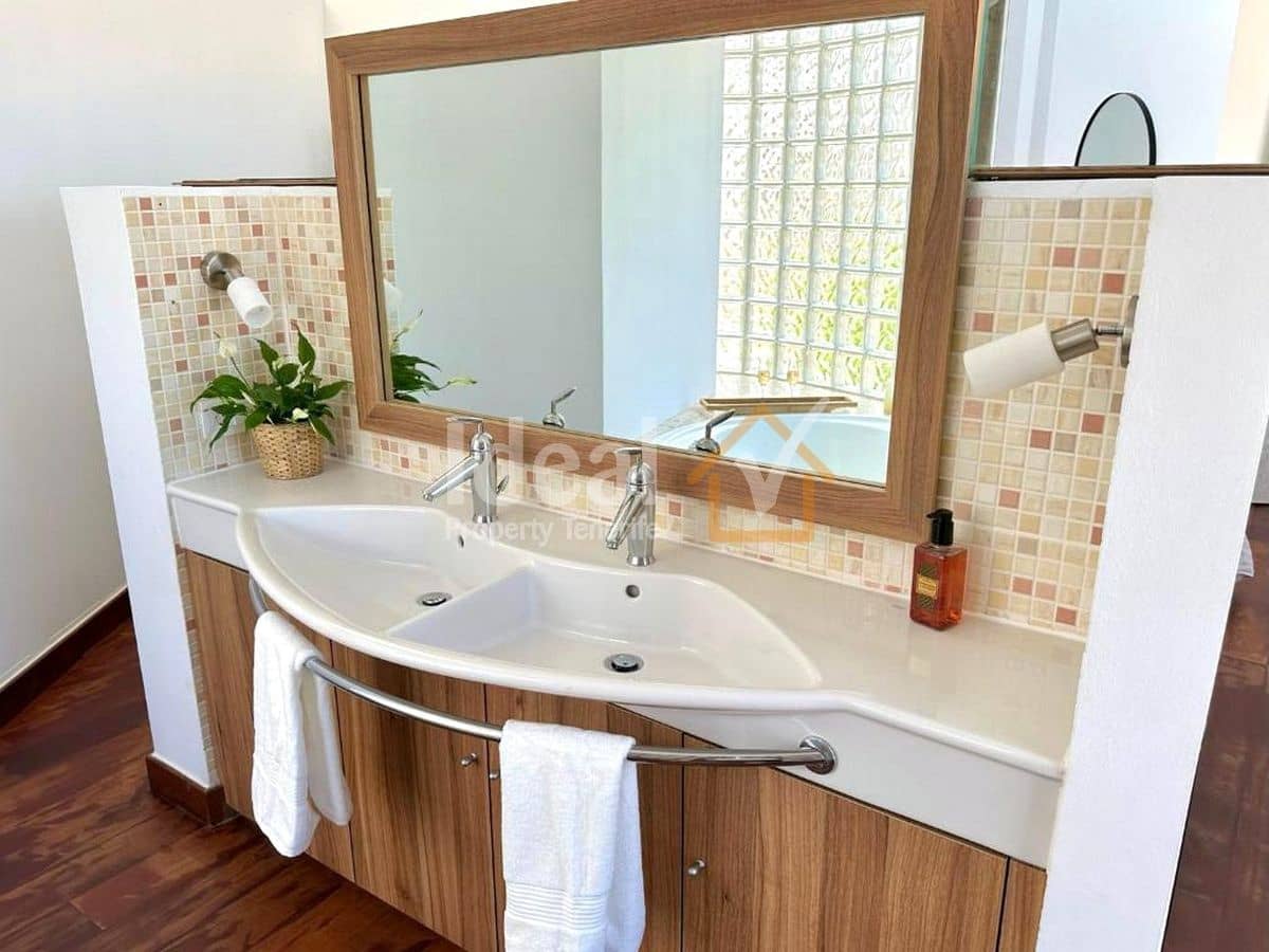 4 makuuhuone Huvila myytävänä paikassa Costa Adeje mukana uima-altaan 
autotalli - 1 800 000 € (Ref: 9355509)