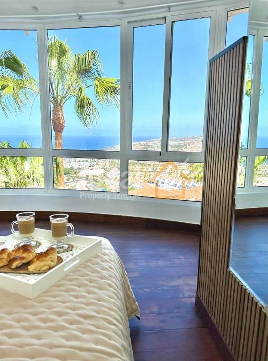 4 makuuhuone Huvila myytävänä paikassa Costa Adeje mukana uima-altaan 
autotalli - 1 800 000 € (Ref: 9355509)