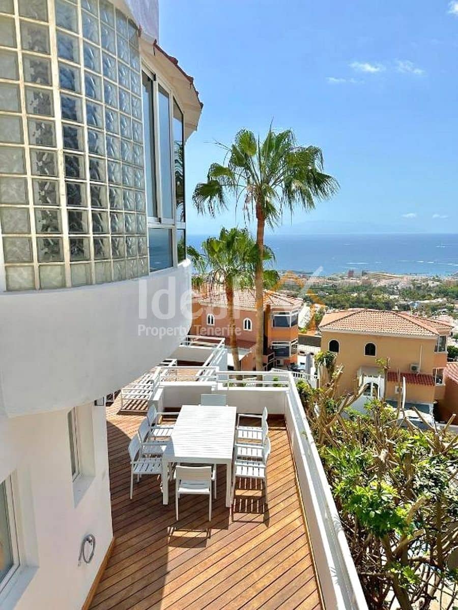 4 makuuhuone Huvila myytävänä paikassa Costa Adeje mukana uima-altaan 
autotalli - 1 800 000 € (Ref: 9355509)