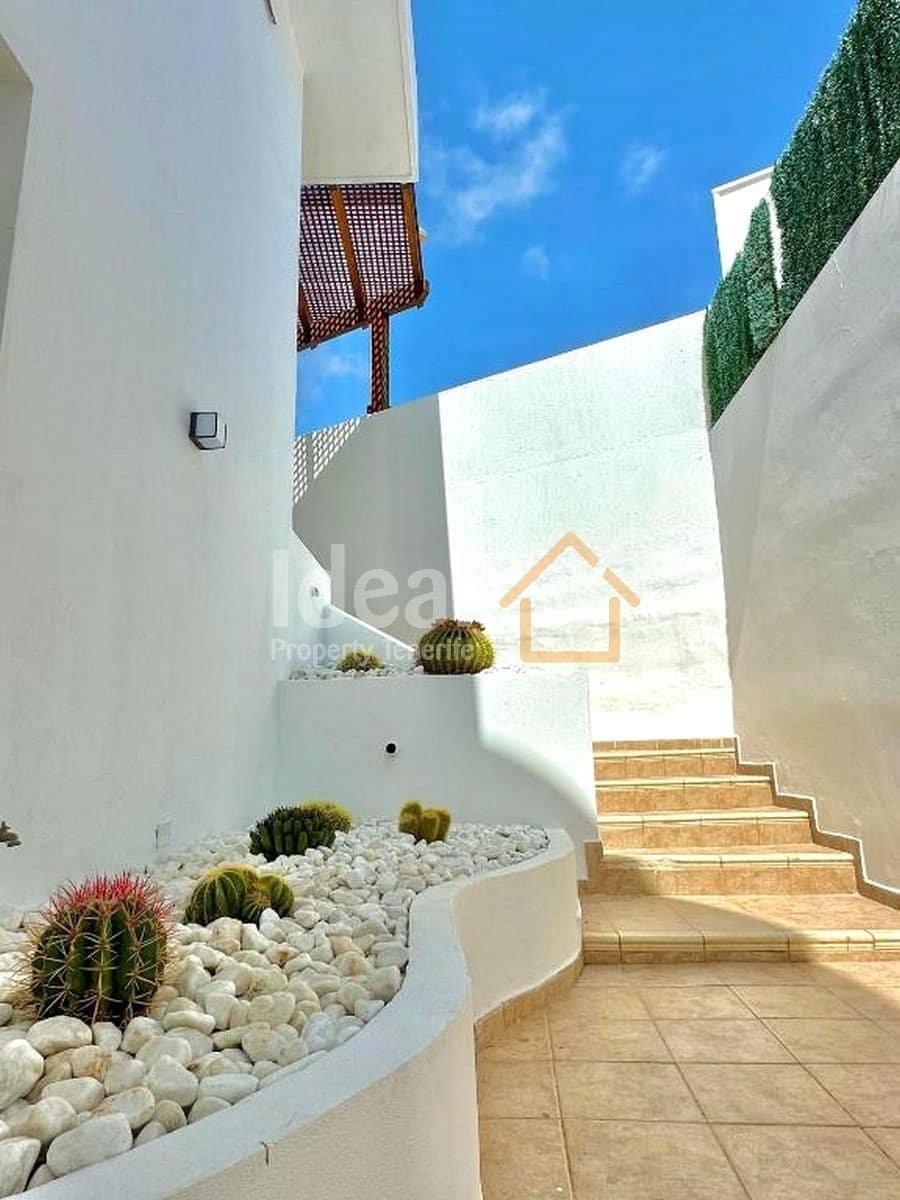 4 makuuhuone Huvila myytävänä paikassa Costa Adeje mukana uima-altaan 
autotalli - 1 800 000 € (Ref: 9355509)