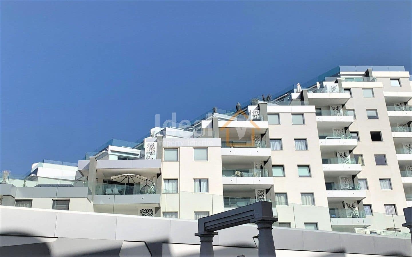 2 soverom Leilighet til salgs i Playa Paraiso med svømmebasseng garasje - € 455 000 (Ref: 9448594)