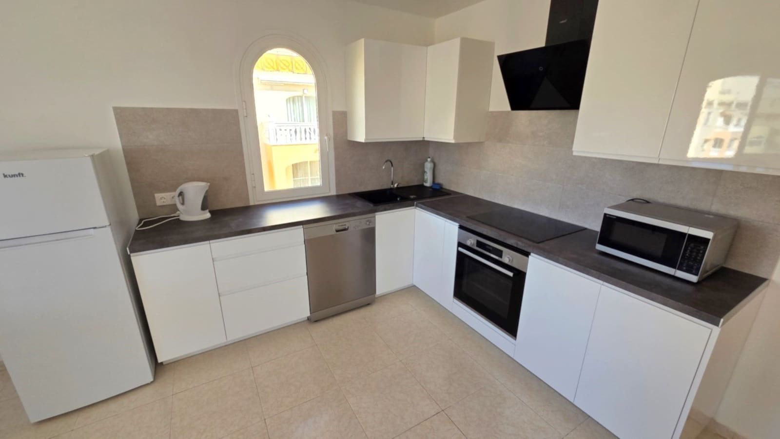 2 bedroom Townhouse for sale in Los Cristianos with pool - € 415,000 (Ref: 9475909)