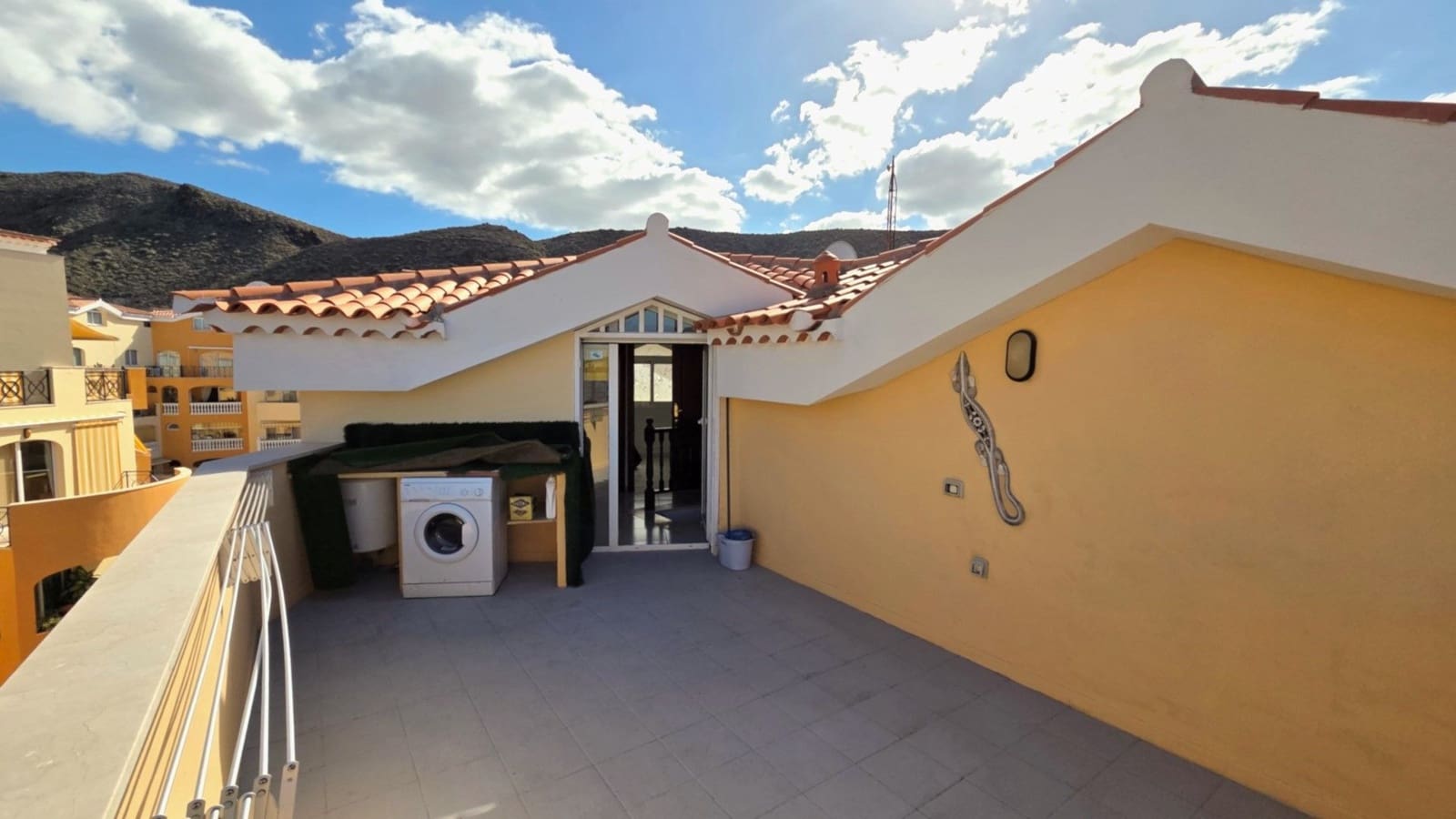 2 bedroom Townhouse for sale in Los Cristianos with pool - € 415,000 (Ref: 9475909)