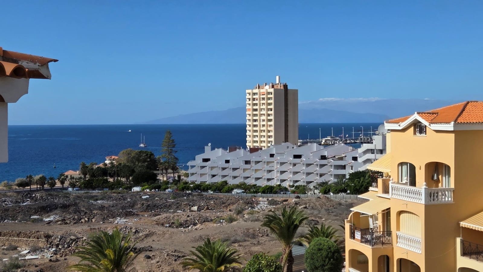 2 bedroom Townhouse for sale in Los Cristianos with pool - € 415,000 (Ref: 9475909)