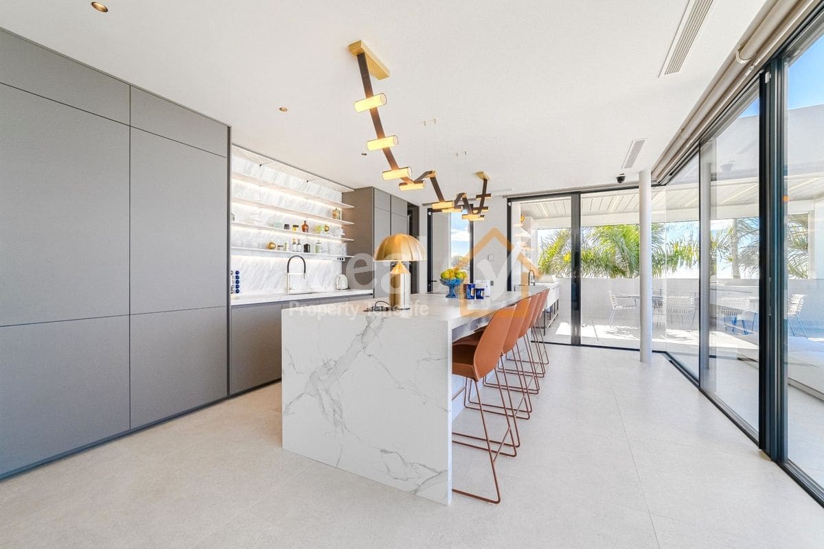 6 sypialnia Willa na sprzedaż w Guia de Isora z basenem garażem - 8 500 000 € (Ref: 9570615)