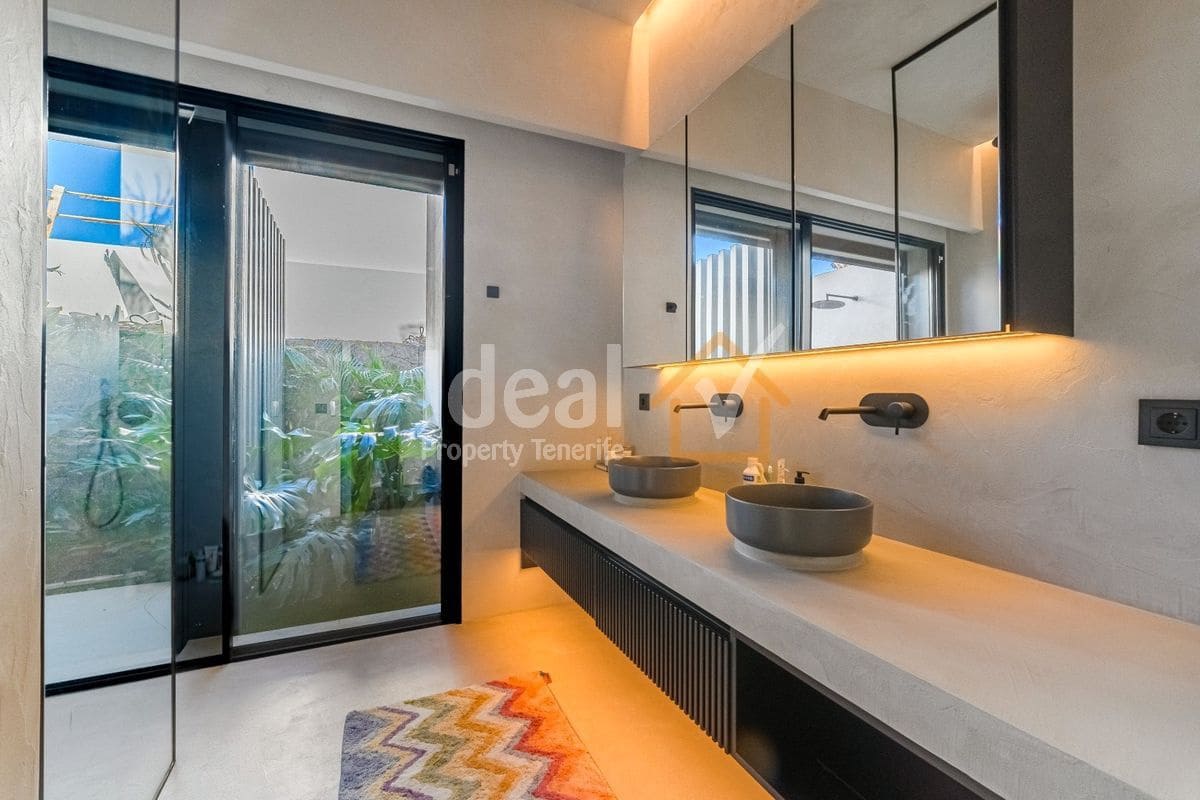 6 sypialnia Willa na sprzedaż w Guia de Isora z basenem garażem - 8 500 000 € (Ref: 9570615)