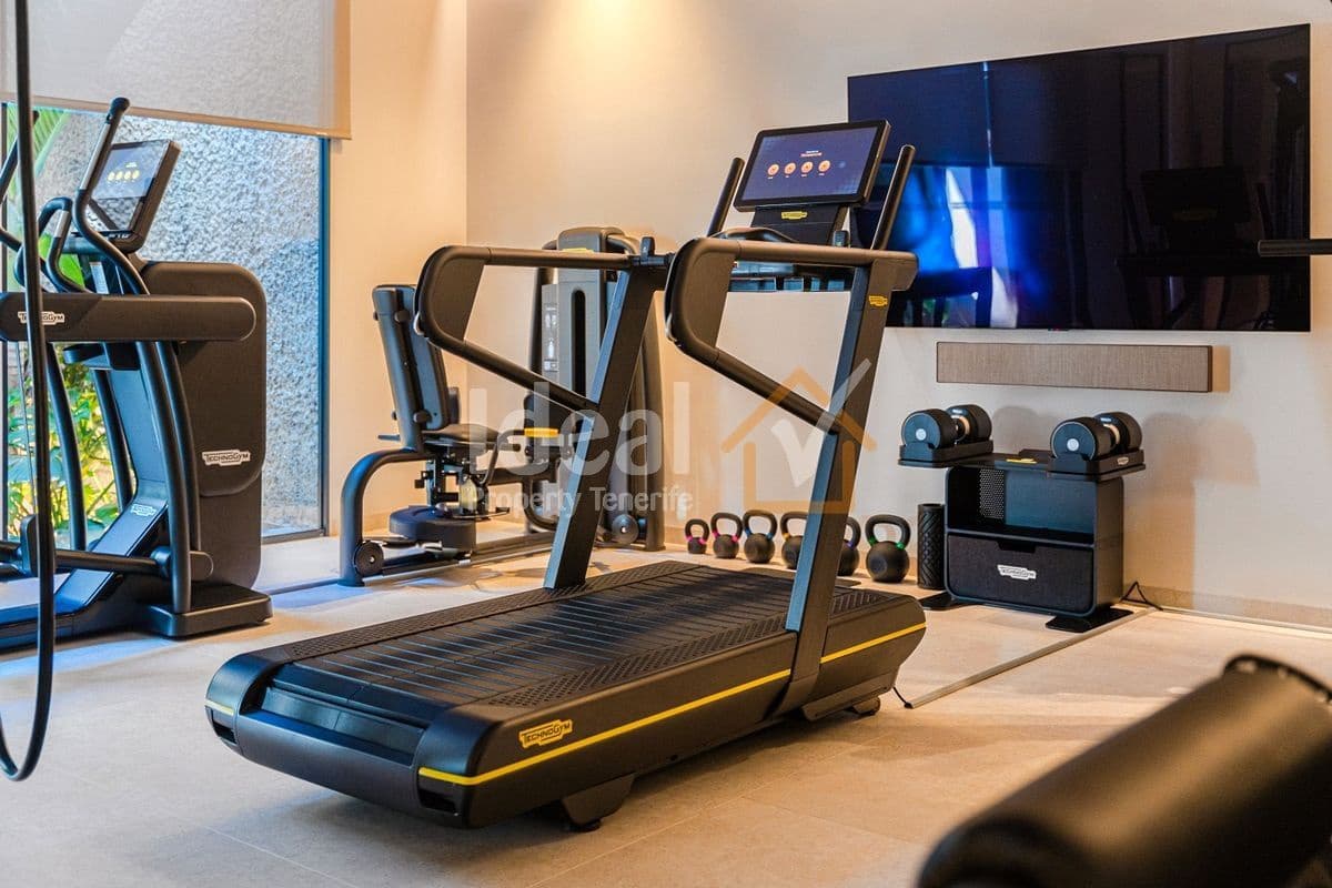 6 sypialnia Willa na sprzedaż w Guia de Isora z basenem garażem - 8 500 000 € (Ref: 9570615)