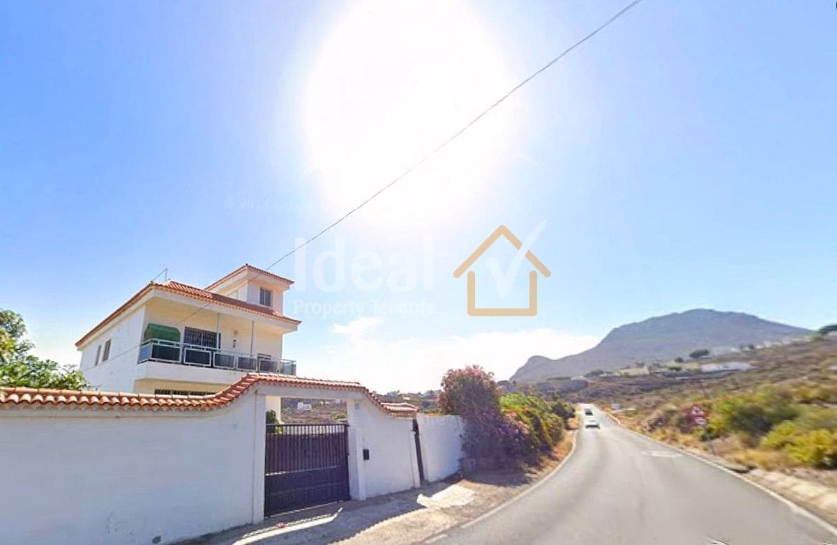 Chalet de 7 habitaciones en Arona en venta con garaje - 699.000 € (Ref: 9655658)