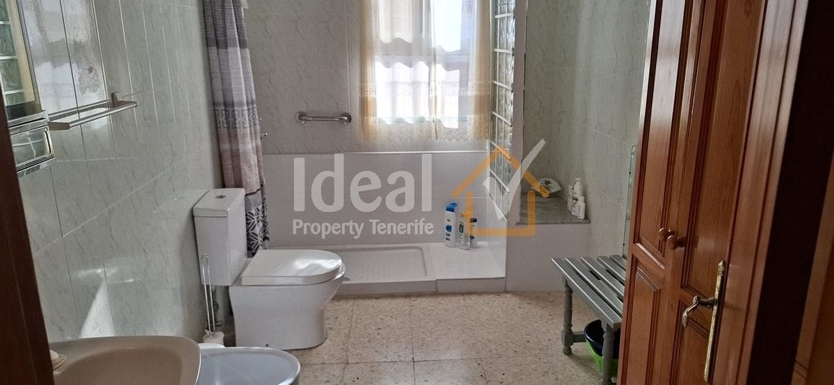 Chalet de 7 habitaciones en Arona en venta con garaje - 699.000 € (Ref: 9655658)