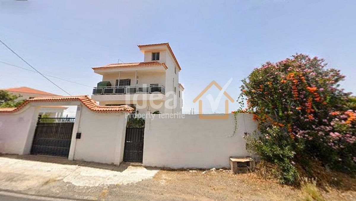 Chalet de 7 habitaciones en Arona en venta con garaje - 699.000 € (Ref: 9655658)