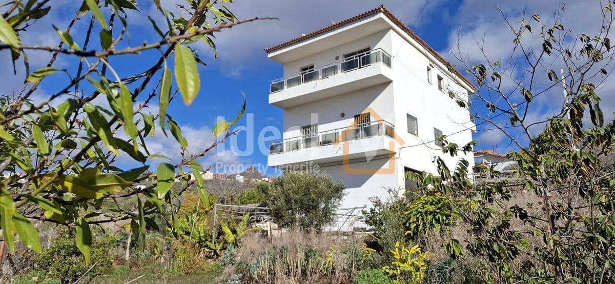 Chalet de 7 habitaciones en Arona en venta con garaje - 699.000 € (Ref: 9655658)