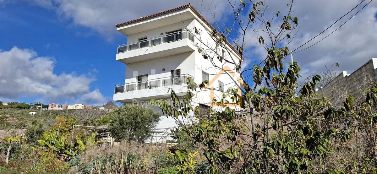 Chalet de 7 habitaciones en Arona en venta con garaje - 699.000 € (Ref: 9655658)