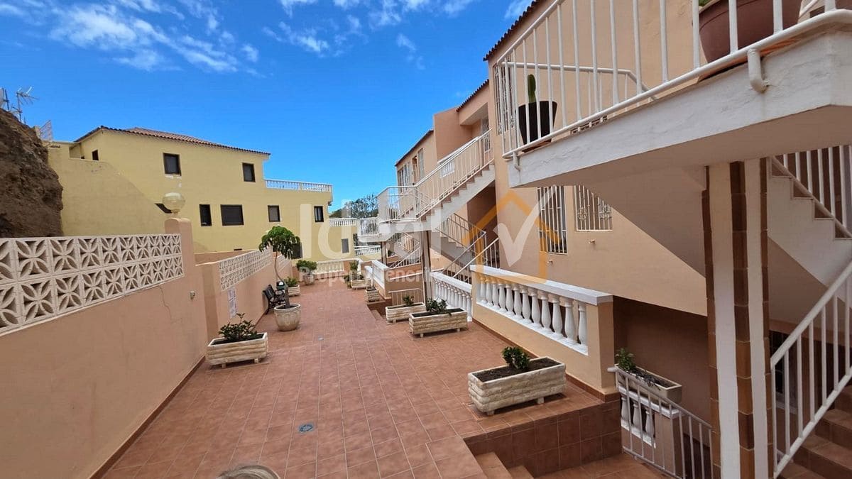 1 bedroom Apartment for sale in Los Cristianos with garage - € 380,000 (Ref: 9838876)