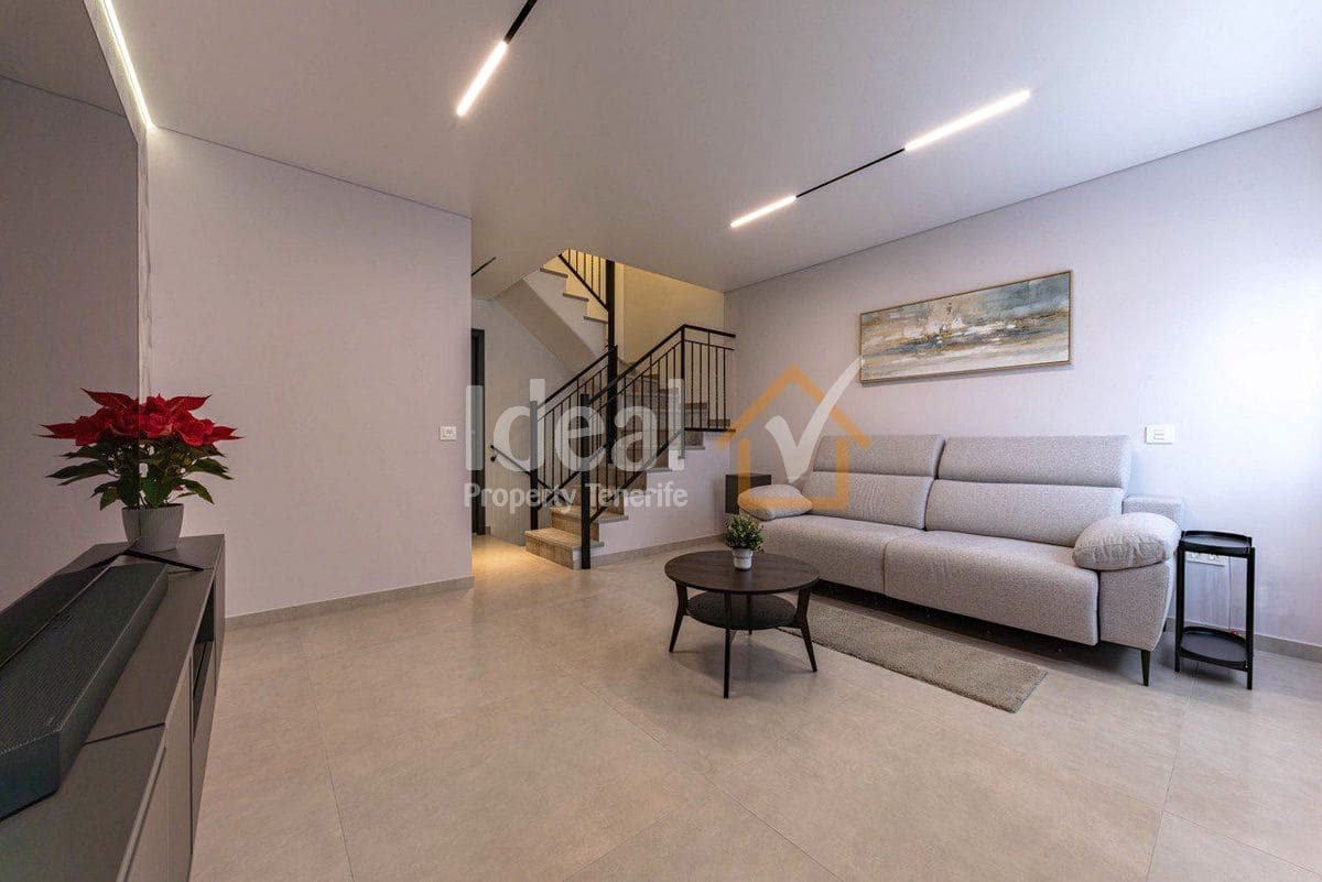 4 soveværelse Semi-Rækkehus til salg i Adeje med swimmingpool garage - € 585.000 (Ref: 9866452)