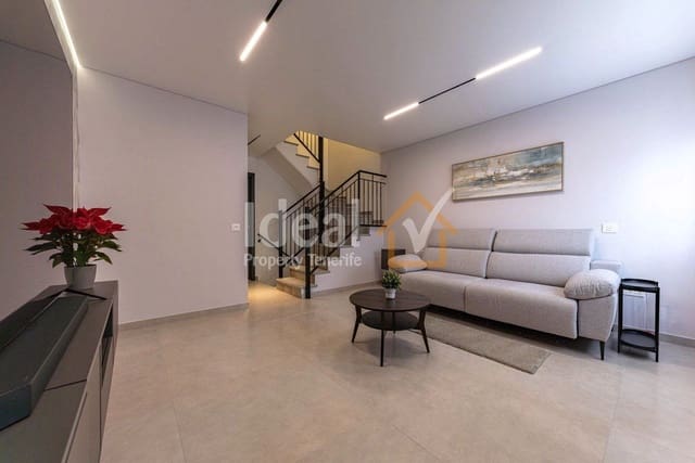 4 soveværelse Semi-Rækkehus til salg i Casco Urbano, Adeje med swimmingpool garage - € 585.000 (Ref: 9866452)