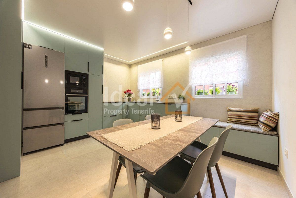 4 soveværelse Semi-Rækkehus til salg i Adeje med swimmingpool garage - € 585.000 (Ref: 9866452)