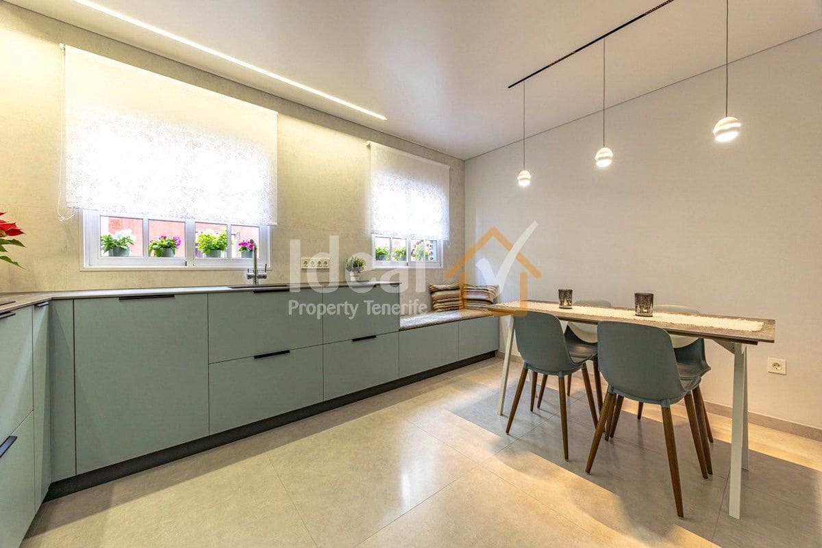 4 soveværelse Semi-Rækkehus til salg i Adeje med swimmingpool garage - € 585.000 (Ref: 9866452)