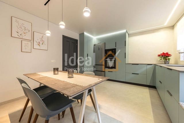 4 soveværelse Semi-Rækkehus til salg i Casco Urbano, Adeje med swimmingpool garage - € 585.000 (Ref: 9866452)