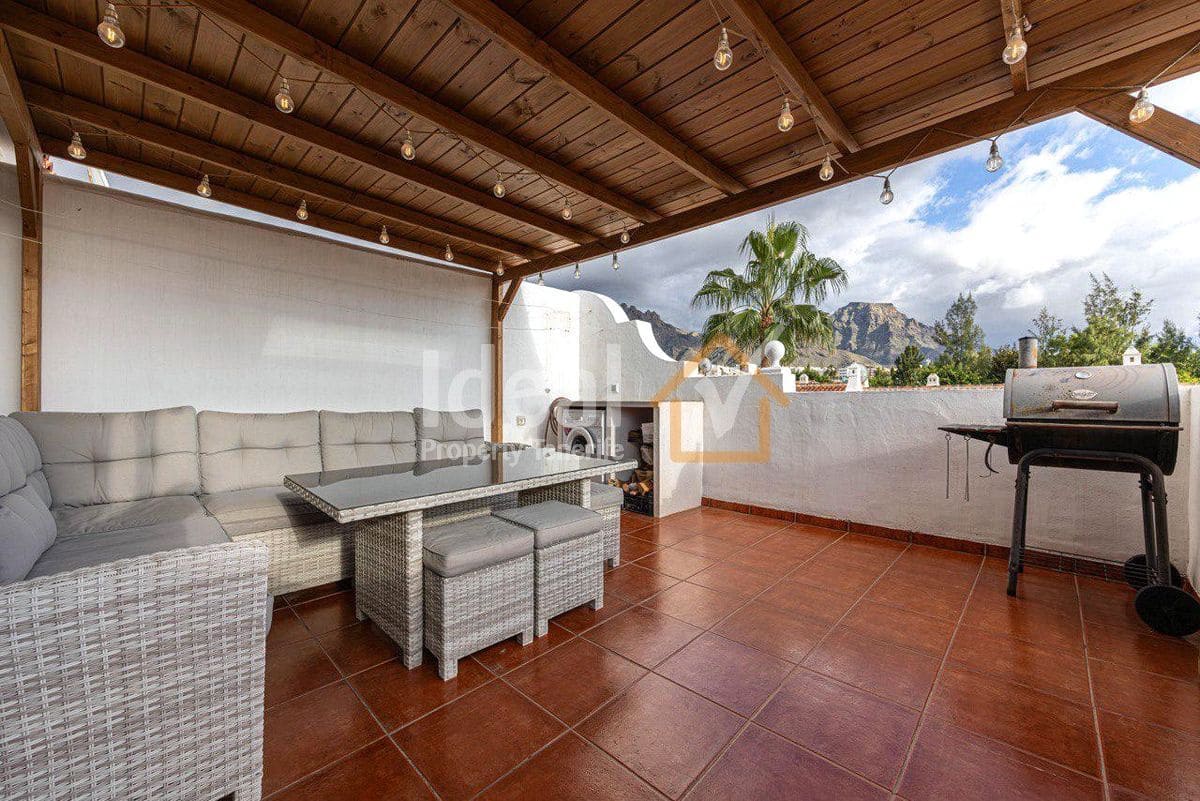 4 soveværelse Semi-Rækkehus til salg i Adeje med swimmingpool garage - € 585.000 (Ref: 9866452)