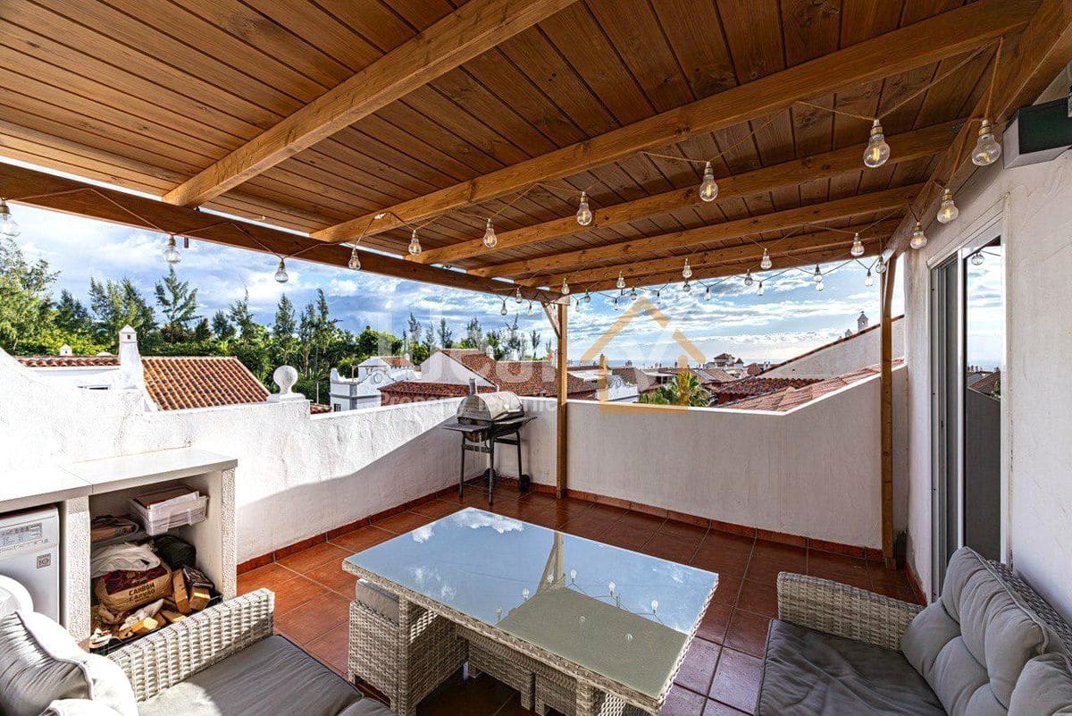 4 soveværelse Semi-Rækkehus til salg i Adeje med swimmingpool garage - € 585.000 (Ref: 9866452)