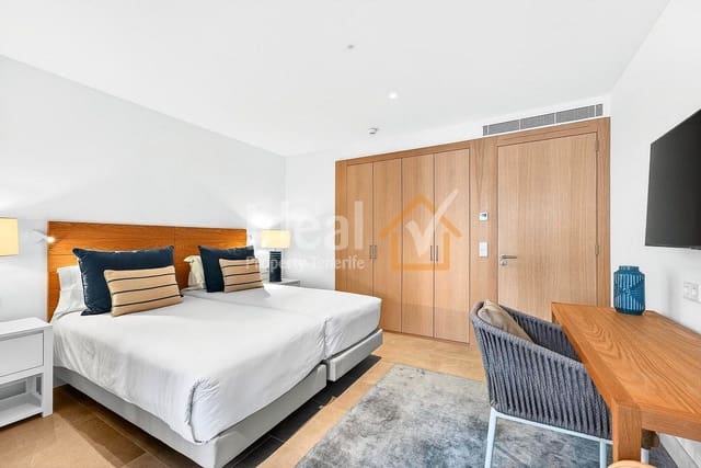 3 chambre Appartement à vendre à Guía de Isora avec piscine garage - 1 690 000 € (Ref: 9866453)
